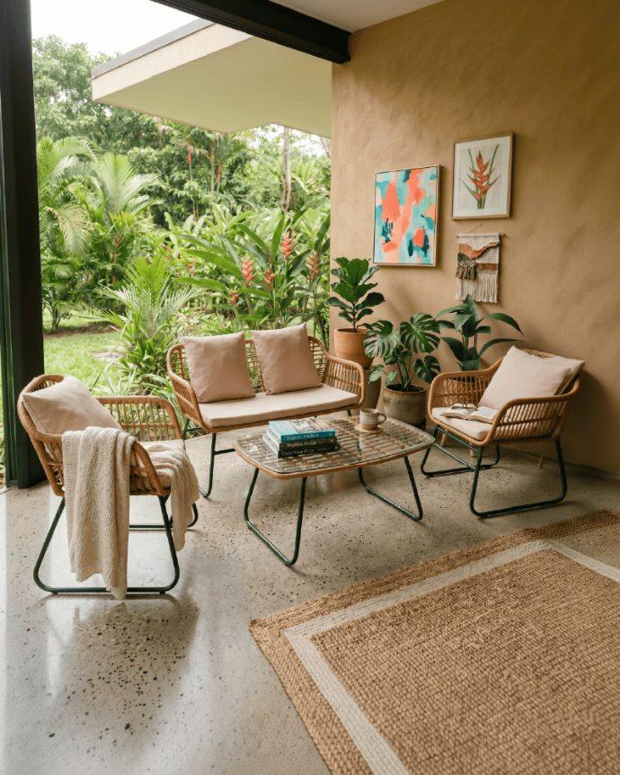 Terraza con muebles de exterior, sillones y mesa de centro